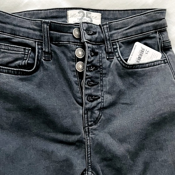 🌟HP🌟We The Free Sabrina Distressed Jeans - Picture 4 of 7